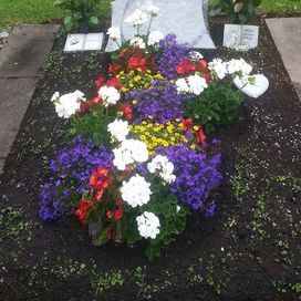 bunte Blumengestaltung auf einem Grab